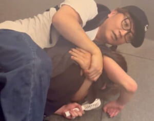 「本当の正義なの？」転売ヤーを羽交い締めで“制圧”した“犯罪撲滅”YouTuberの行動に賛否