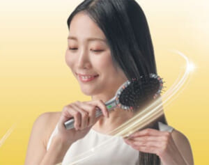 とかすだけでサラツヤ髪に。電動「YUKO デイリーケア LEDヘアブラシ」でお手軽ケア