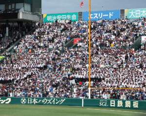 「観戦のモラルも見直したほうがいい」仙台育英OBが慶応の“肩組み横揺れ”応援に苦言