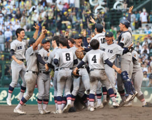 「単純に不快です」慶応　107年ぶり夏甲子園Vに水を差す“マナー違反”な応援…守備時にアルプスで大歓声