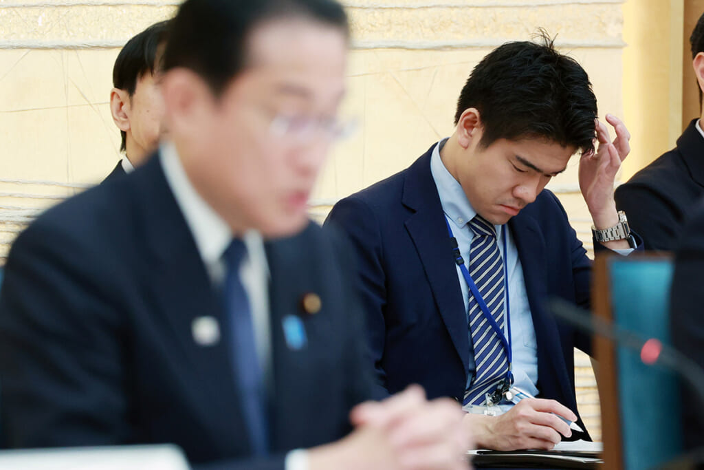 岸田首相　秘書官クビ長男が再起宣言も…謝罪会見も放棄でビッグモーター前社長息子と変わらぬ“甘ちゃん”ぶり