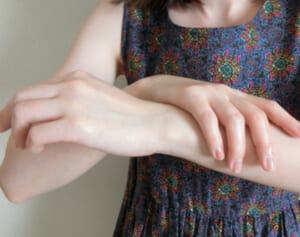 血管がボコボコして…「手の甲の“老け見え”」の悩みに有効なケア4選