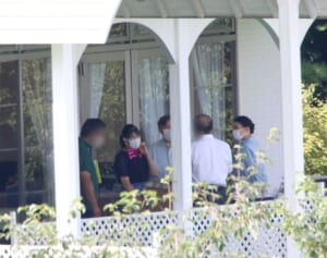 愛子さまが“巨大蝶ネクタイ”姿で談笑！4年ぶりご静養先で目撃したランチタイムのお楽しみ