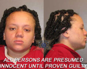 「シャワーを浴びて」と頼む祖父の顔を刺す　22歳女が逮捕