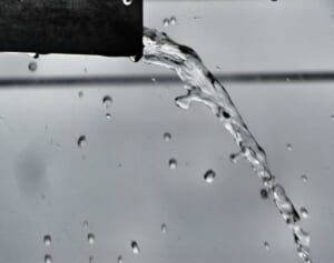 隣人の9億円豪邸に1日3回尿をかけ続けた81歳女に有罪判決