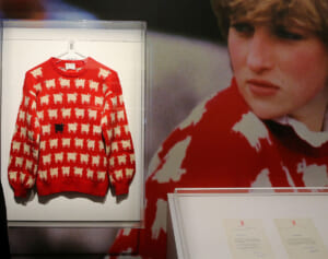 故ダイアナ妃が着用した「羊セーター」、1億6800万円で落札