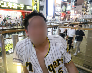 「目はバチバチ痛み、体中からドブの臭いが」18年ぶり阪神優勝で“2度目の道頓堀ダイブ”をした男性が語る驚きの変化【虎党たちの世代交代】