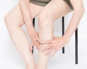 【寝たきりの原因】筋肉やせをセルフチェック「ふくらはぎ輪っかテスト」