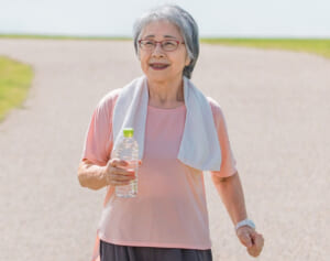 医学博士が解説「こぶしでひざをたたくだけで、骨密度の上昇と若返りホルモンの分泌が期待」