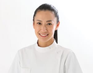 イスに座るとき両足の裏をつけない人は体がゆがむ？年間6000人をケアする整骨院の院長が語った“背中の痛みの2大原因”