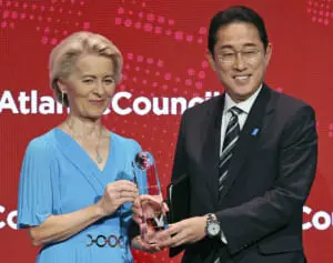 岸田首相　政権の“皇室担当”が退任も後任は置かず…議論放置で止まらぬ“皇室軽視”