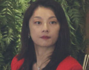 小池栄子　結婚記念日に真っ赤なジャケット＆サングラス姿で目撃！「夫より仕事優先」の矜持