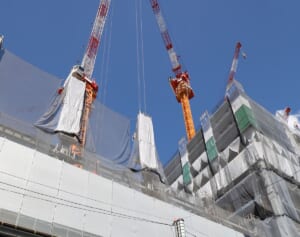「怖すぎる」東京・八重洲の鉄骨事故で作業員が死亡…落下の瞬間捉えたライブ映像に広がる衝撃