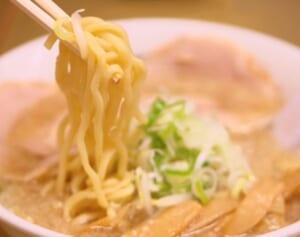 「株主にでもなったつもりか？」背脂有料への苦情にブチ切れた人気ラーメン店主の“不遜態度”に批判続出…Google口コミも大荒れ
