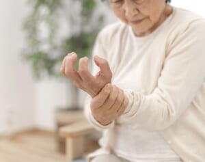 八代亜紀が活動休止…「ドアノブが回しにくい」関節リウマチを見分ける方法