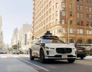 事故多発なうえ車内で性行為も！ライドシェアより不安な「無人タクシー」カオスな現状