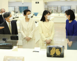 天皇ご一家そろって展覧会鑑賞、愛子さまが誕生日ご挨拶…出し続けられる秋篠宮家への“助け舟”