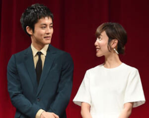 松坂桃李が貫く徹底的な“戸田恵梨香シフト”高級プレゼントだけじゃなく、デートや服装も妻のため変化