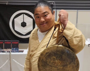 富栄ドラム『VIVANT』終了後も衰えぬ人気！LINEMOのWEB動画、King GnuのMVに続々出演