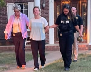 12歳教え子への性的暴行で起訴された女性教師、ストーカー行為で再逮捕