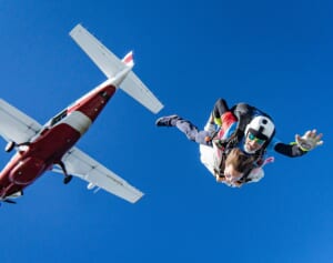 104歳でスカイダイビングに挑戦した女性、ギネス記録更新後に死去