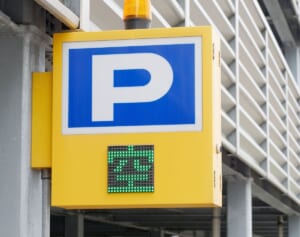 “最大料金1200円”のはずが4800円請求…有名弁護士がコインパーキングの料金表示に怒り、その後看板に追記