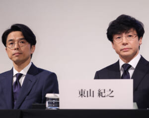 井ノ原は記者に目線を併せ、東山はうつむく場面も…2回目会見で見せた“2人の違い”