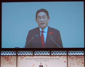 「岸田首相乗ってる!?」新幹線で“総理秘書官”のWi-Fiが飛んでいる…SNSで波紋　官邸の見解は？