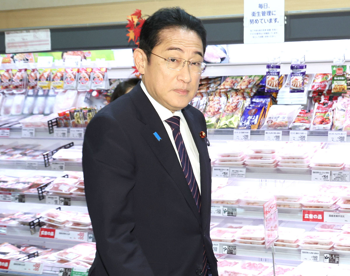 岸田首相　スーパー視察も「確かに高くなっている」と物価高に“他人事コメント”でネット激怒「前の値段も知らないくせに」