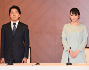 《秋篠宮ご夫妻との“溝”も》眞子さん　第一報から8日後に宮内庁が第1子出産を報告…当日発表の守谷絢子さんとの“差”