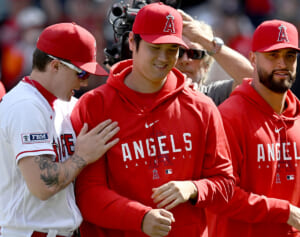 大谷翔平が隠す手術した右肘に現地メディアも注目…自宅前には60人のパパラッチが！