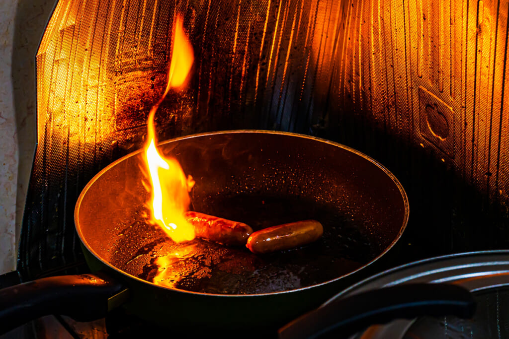 グリルにアルミホイルで発火、エアコン掃除で引火…命を脅かす時短・節約家事