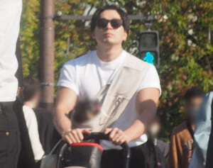 新田真剣佑　目撃した休日のイクメン奮闘姿！ベビーカーを押し、木の枝で子供をあやす場面も