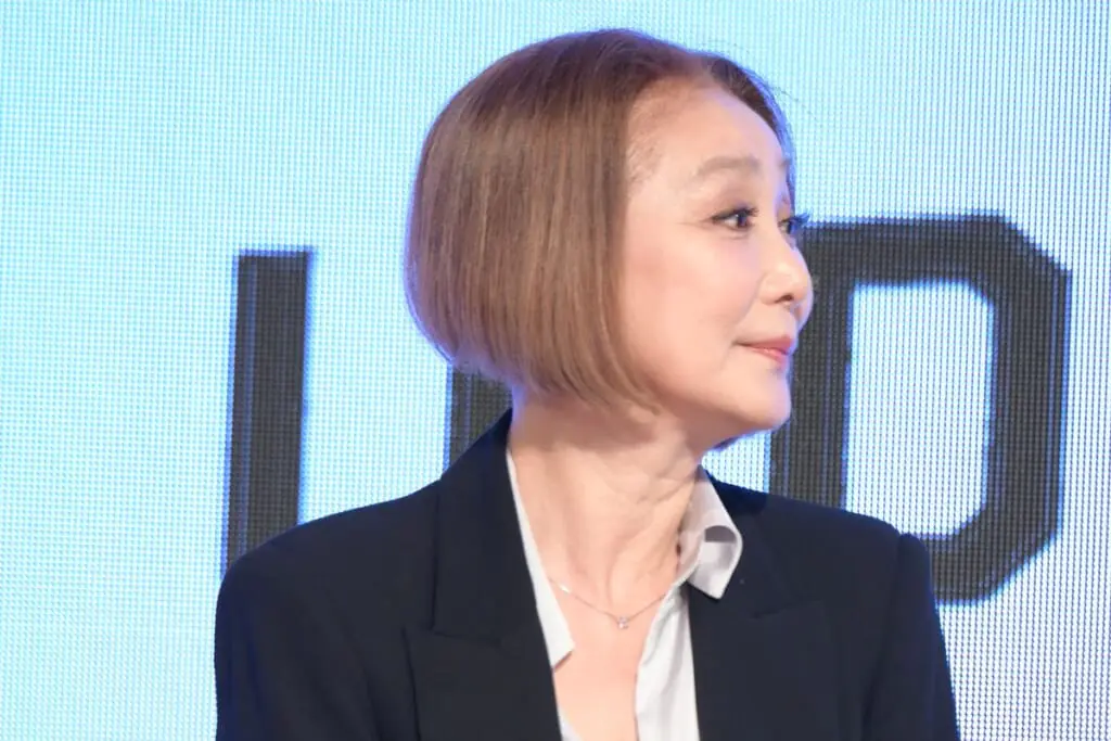 浅野温子 ワンレンイメージ崩壊！『あぶデカ』新作会見での“激変ヘア