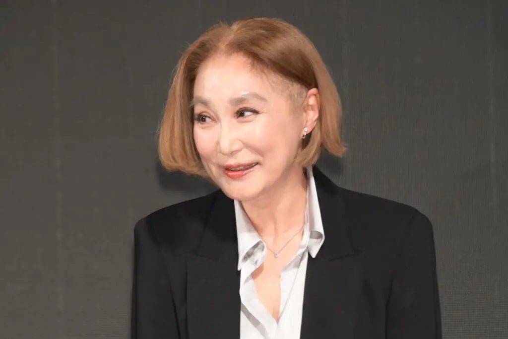 「真似したい」山口智子・浅野温子　60代トレンディ女優が次々と“金髪”激変にするワケ