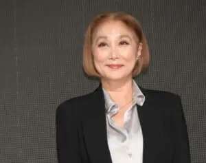 浅野温子　ワンレンイメージ崩壊！『あぶデカ』新作会見での“激変ヘア”にネット衝撃「攻め攻めスタイル」