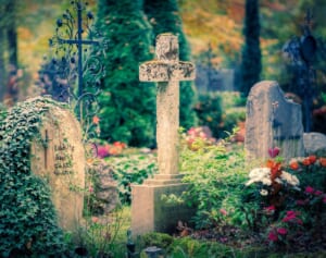 “地球に優しい”葬儀場経営の夫婦、190以上の遺体を不適切に扱い逮捕