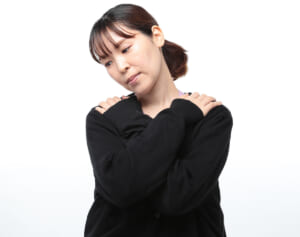 気温の差が引き起こす肩こり、頭痛……寒暖差不調を改善する1分「首上げタオル」