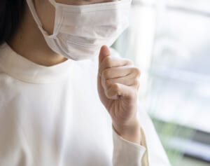 インフル大流行のなか「せき止め」が在庫不足に…解消は来春以降か