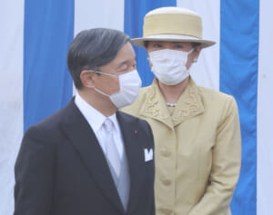 雅子さま　お話しも、かがむのもご一緒に！秋の園遊会で天皇陛下と「おしどり接遇」