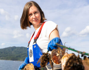 大船渡市の復興と地域活性化に励むフランス出身女性　あの人気タレントも見届けた「ホタテ漁師からの求婚」