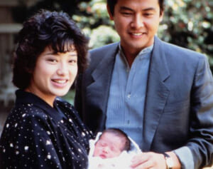 山口百恵さん　三浦友和と相合い傘、誕生日に映画館デート！“最強理想の夫婦”の変わらぬラブラブ姿