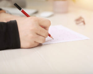 テストで「妊娠できるのは女性だけ」にマルをつけた生徒が不合格に