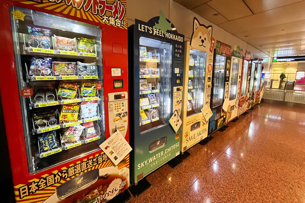 有名ロケ弁や世界の機内食からやスイーツ、地方の特産品まで　羽田空港のユニークな自動販売機をチェック！