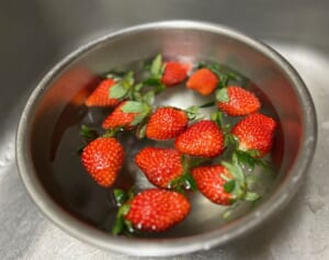 「いちご」は食べる前にヘタを取って洗うのはNG！　せっかくの味わいが水分を吸収して台無しに
