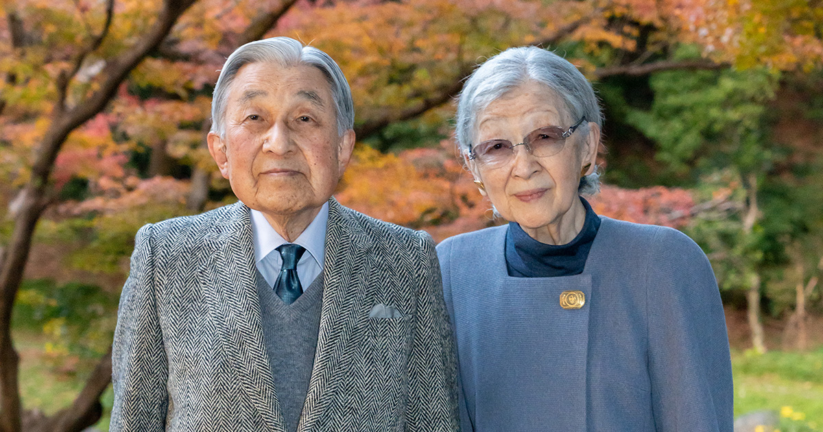 上皇陛下90歳の卒寿に いつまでも変わらない美智子さまへの愛 | 女性自身