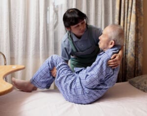 訪問ヘルパー不足で高齢化…80代ヘルパーがオムツをしながら排泄介助をしていることも