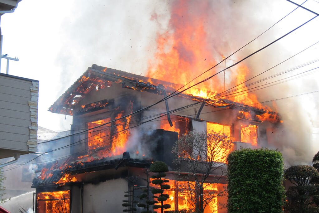 置き配のペットボトルが火災を招く！乾燥する季節の「意外な火の元」10