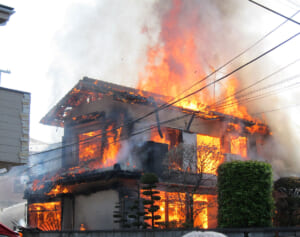 置き配のペットボトルが火災を招く！乾燥する季節の「意外な火の元」10