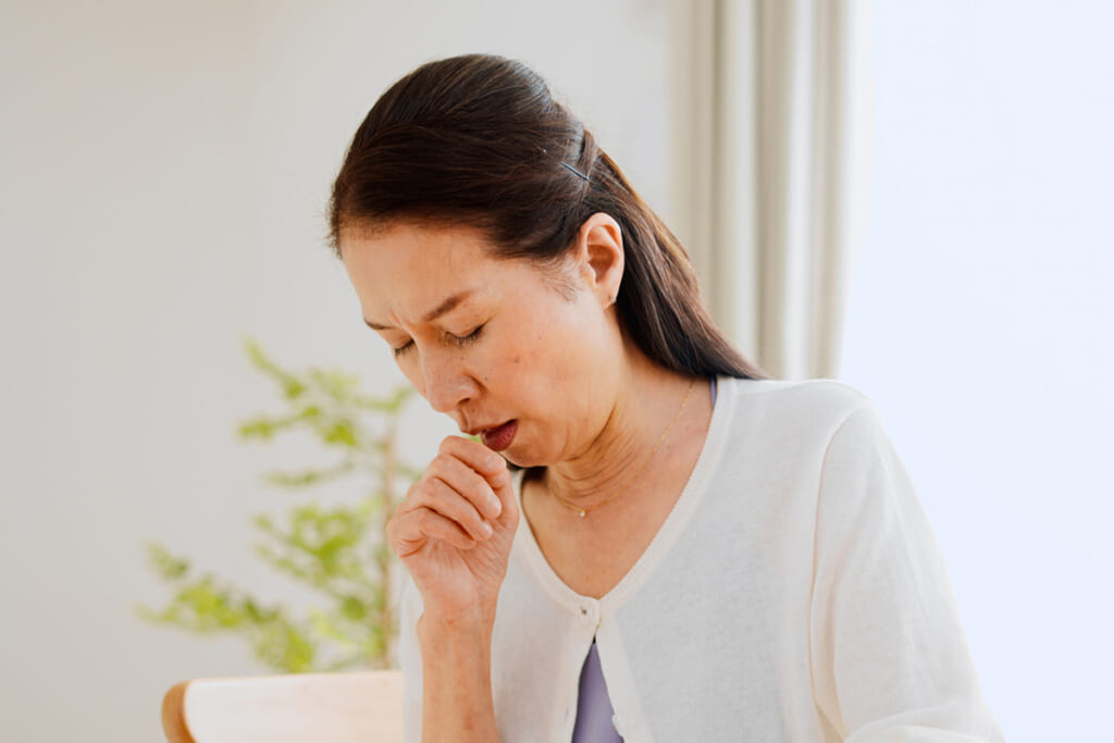 「加湿器肺炎」で肋骨骨折も…“抗生物質が効かない”咳などの症状を医師が解説